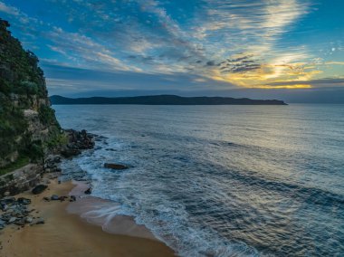 Kuzey Pearl Sahili 'nden gelen bulutlar ve dalgalarla gün doğumu deniz manzarası, NSW, Avustralya.