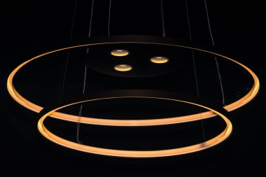 Karanlıkta tavandan sarkan daireler ve ışıklar.