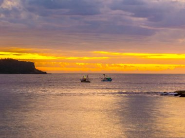 Central Coast, NSW, Avustralya 'daki Pearl Beach' te gökyüzünde ilginç bulutlarla Pürüzsüz Gündoğumu Deniz Pelerini..