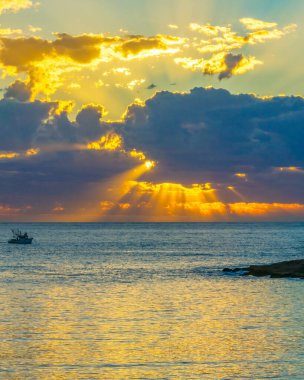 Central Coast, NSW, Avustralya 'daki Pearl Beach' te gökyüzünde ilginç bulutlarla Pürüzsüz Gündoğumu Deniz Pelerini..