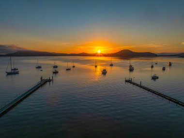 Botlarla, yansımalarla ve dağların etrafındaki hava güneşli su manzarası Orta Sahildeki Couche Park 'tan, NSW, Avustralya' daki Couche Park 'tan..