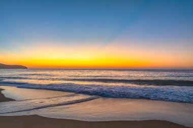 Central Coast, NSW, Avustralya 'daki Killcare Sahili' nde açık bir gökyüzü ile yaz gündoğumu deniz manzarası.