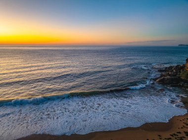 Central Coast, NSW, Avustralya 'daki Killcare Sahili' nde açık bir gökyüzü ile yaz gündoğumu deniz manzarası.