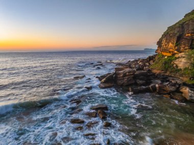 Central Coast, NSW, Avustralya 'daki Killcare Sahili' nde açık bir gökyüzü ile yaz gündoğumu deniz manzarası.