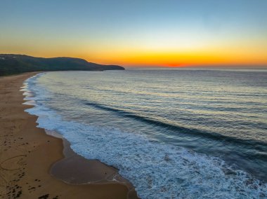 Central Coast, NSW, Avustralya 'daki Killcare Sahili' nde açık bir gökyüzü ile yaz gündoğumu deniz manzarası.