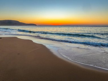 Central Coast, NSW, Avustralya 'daki Killcare Sahili' nde açık bir gökyüzü ile yaz gündoğumu deniz manzarası.