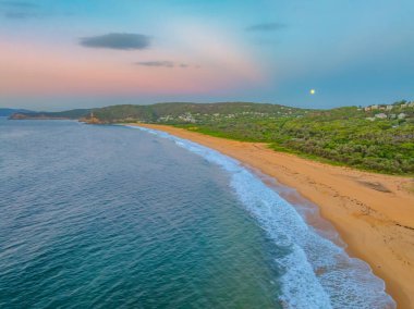 Sahil kenarında dolunay varken Central Coast, NSW, Avustralya 'daki Killcare Heights' daki Bouddi Ulusal Parkı 'nda..