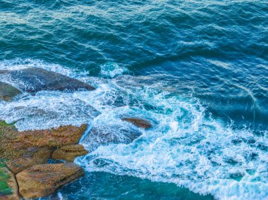 Central Coast, NSW, Avustralya 'daki Killcare Heights' taki Bouddi Ulusal Parkı 'ndaki Putty Beach' in deniz kıyısında gün doğumu..