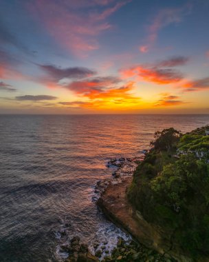 Central Coast, NSW, Avustralya 'daki Avoca Sahili' nde bulutlu ve sisli bir gün doğumu manzarası..