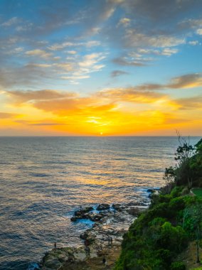 Central Coast, NSW, Avustralya 'daki Avoca Sahili' nde bulutlu ve sisli bir gün doğumu manzarası..