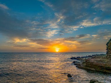Central Coast, NSW, Avustralya 'daki Avoca Sahili' nde bulutlu ve sisli bir gün doğumu manzarası..
