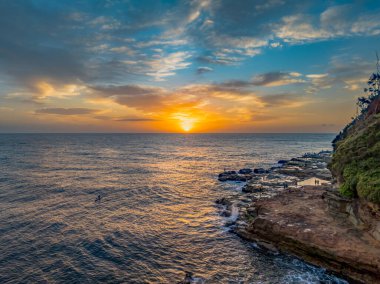 Central Coast, NSW, Avustralya 'daki Avoca Sahili' nde bulutlu ve sisli bir gün doğumu manzarası..