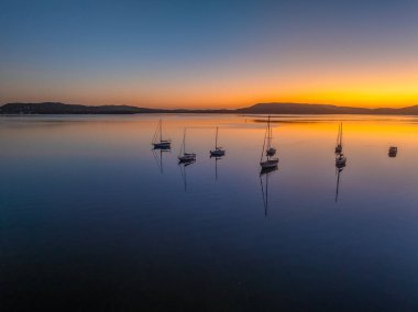 Brisbane Suyu üzerinde gün doğumu çoğunlukla açık gökyüzü ve Couche Park, Koolewong 'da hafif bulutlar Central Coast, NSW, Avustralya.