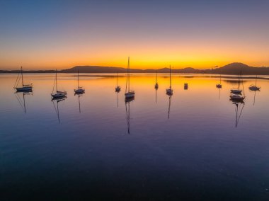 Brisbane Suyu üzerinde gün doğumu çoğunlukla açık gökyüzü ve Couche Park, Koolewong 'da hafif bulutlar Central Coast, NSW, Avustralya.