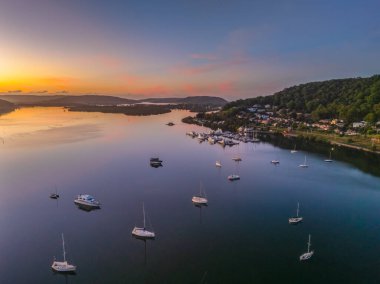 Brisbane Suyu üzerinde gün doğumu çoğunlukla açık gökyüzü ve Couche Park, Koolewong 'da hafif bulutlar Central Coast, NSW, Avustralya.