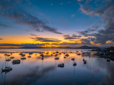 Brisbane 'de teknelerle gün doğumu ve bulutlar Koolewong' da ve Tascott 'ta merkez sahilde, NSW, Avustralya.