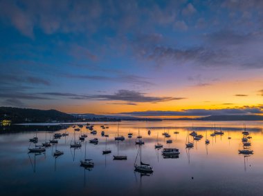 Brisbane 'de teknelerle gün doğumu ve bulutlar Koolewong' da ve Tascott 'ta merkez sahilde, NSW, Avustralya.