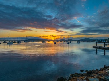 Brisbane 'de teknelerle gün doğumu ve bulutlar Koolewong' da ve Tascott 'ta merkez sahilde, NSW, Avustralya.