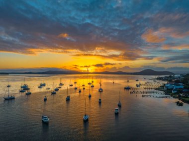 Brisbane 'de teknelerle gün doğumu ve bulutlar Koolewong' da ve Tascott 'ta merkez sahilde, NSW, Avustralya.