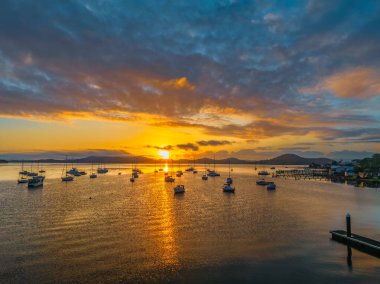 Brisbane 'de teknelerle gün doğumu ve bulutlar Koolewong' da ve Tascott 'ta merkez sahilde, NSW, Avustralya.