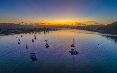 Brisbane Suyu üzerinde hava gündoğumu ve Ettalong Sahili 'nde merkez kıyısı, NSW, Avustralya' da kanal.