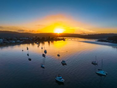 Brisbane Suyu üzerinde hava gündoğumu ve Ettalong Sahili 'nde merkez kıyısı, NSW, Avustralya' da kanal.