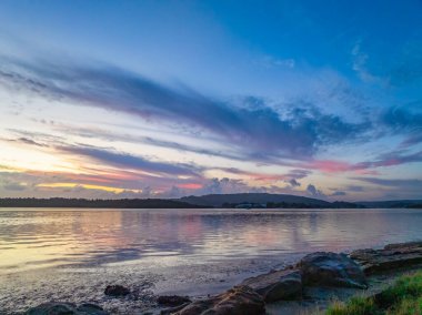 Gün doğumu ve rıhtımda güzel bir sabah. Central Coast, NSW, Avustralya 'da Woy Woy' da bulutlar..