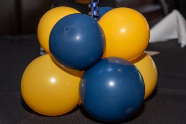 Mavi ve sarı helyum masa süsleme balonları gri arka planda