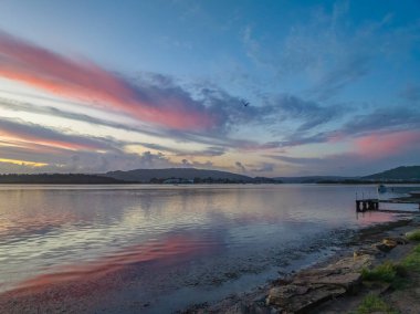 Gün doğumu ve rıhtımda güzel bir sabah. Central Coast, NSW, Avustralya 'da Woy Woy' da bulutlar..