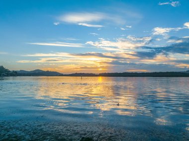 Gün doğumu ve rıhtımda güzel bir sabah. Central Coast, NSW, Avustralya 'da Woy Woy' da bulutlar..