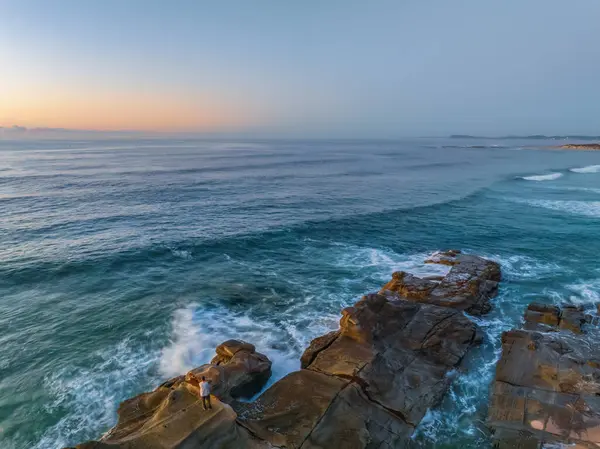 Norah Head, NSW, Avustralya 'daki asker plajından denizin üzerinde gün doğumu..