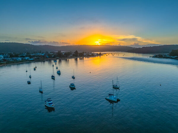 Воздушный восход солнца над Брисбенской Водой и каналом в Этталонг Бич на Центральном побережье, NSW, Австралия.