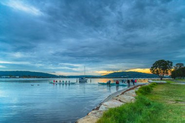 Körfezin üzerinde güneş doğuyor, yağmur bulutları Orta Sahilde, NSW, Avustralya 'da Woy Woy.