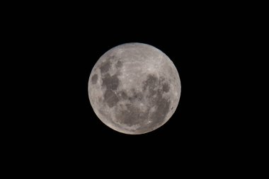 Penumbral ay tutulması Avustralya 'nın merkez kıyısındaki Woy Woy' da sona ererken, açık gökyüzünde dolunay solucan ayı yükseliyor. 12 resim HDR birleşimi.