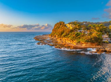 Gündoğumu deniz manzarası atmosfer, bulutlar ve Avoca Sahili 'nde sakin bir deniz, NSW, Avustralya.