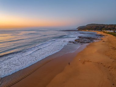Gündoğumu deniz manzarası. Shelly Sahili 'nde açık bir gökyüzü var. Central Coast, NSW, Avustralya..