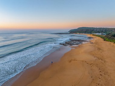 Gündoğumu deniz manzarası. Shelly Sahili 'nde açık bir gökyüzü var. Central Coast, NSW, Avustralya..