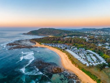 Gündoğumu deniz manzarası. Shelly Sahili 'nde açık bir gökyüzü var. Central Coast, NSW, Avustralya..