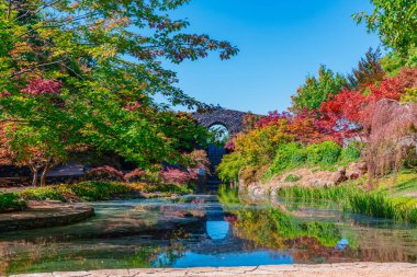 NSW, Avustralya 'nın orta batısındaki Oberon' un hemen dışındaki Mayfield Garden 'da sonbaharın başlarında bahçeyi keşfediyor..
