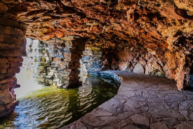NSW, Avustralya 'nın orta batısındaki Oberon' un dışındaki Mayfield Garden 'daki gölette Pembe Su Zambağı..
