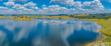 Oberon Gölü üzerindeki manzara içme suyu sağlar ve kanolar, kanolar ve küçük balıkçı tekneleri için idealdir.. 