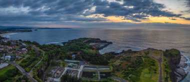 Gündoğumu denizi Bombo Sahili 'nde bulutlu, Kama NSW, Avustralya' nın güney kıyısında.