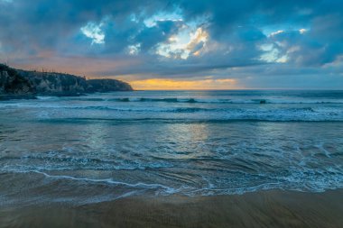 Bulutlu Hava Gündoğumu Deniz Burnu McKenzies Sahili 'nde, Avustralya' nın NSW 'nin güney kıyısında Malua Körfezi' nde.