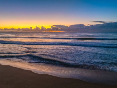 Sydney, NSW, Avustralya 'nın kuzey sahillerindeki North Palm Beach' ten gelen alçak bulut kütleli ve sisli hava gündoğumu manzaraları..