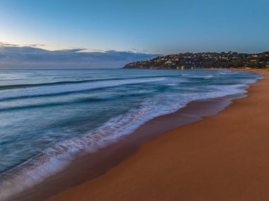 Sydney, NSW, Avustralya 'nın kuzey sahillerindeki North Palm Beach' ten gelen alçak bulut kütleli ve sisli hava gündoğumu manzaraları..