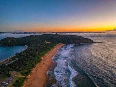 Sydney, NSW, Avustralya 'nın kuzey sahillerindeki North Palm Beach' ten gelen alçak bulut kütleli ve sisli hava gündoğumu manzaraları..