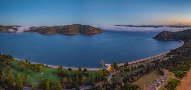 Sydney, NSW, Avustralya 'nın kuzey sahillerindeki North Palm Beach' ten gelen alçak bulut kütleli ve sisli hava gündoğumu manzaraları..