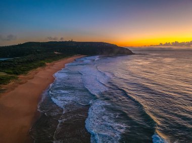 Sydney, NSW, Avustralya 'nın kuzey sahillerindeki North Palm Beach' ten gelen alçak bulut kütleli ve sisli hava gündoğumu manzaraları..