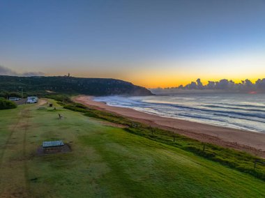 Sydney, NSW, Avustralya 'nın kuzey sahillerindeki North Palm Beach' ten gelen alçak bulut kütleli ve sisli hava gündoğumu manzaraları..