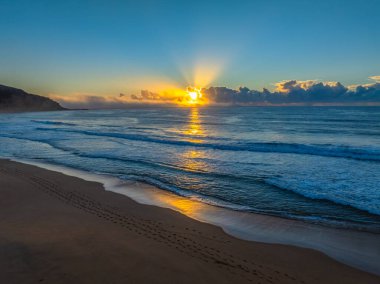 Sydney, NSW, Avustralya 'nın kuzey sahillerindeki North Palm Beach' ten gelen alçak bulut kütleli ve sisli hava gündoğumu manzaraları..